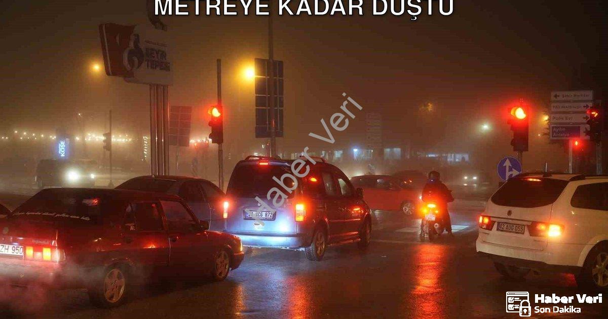 "Denizli'de Sis Kabusu: Görüş Mesafesi 10 Metreye Kadar Düştü" başlıklı haber için fotorealistik, pr